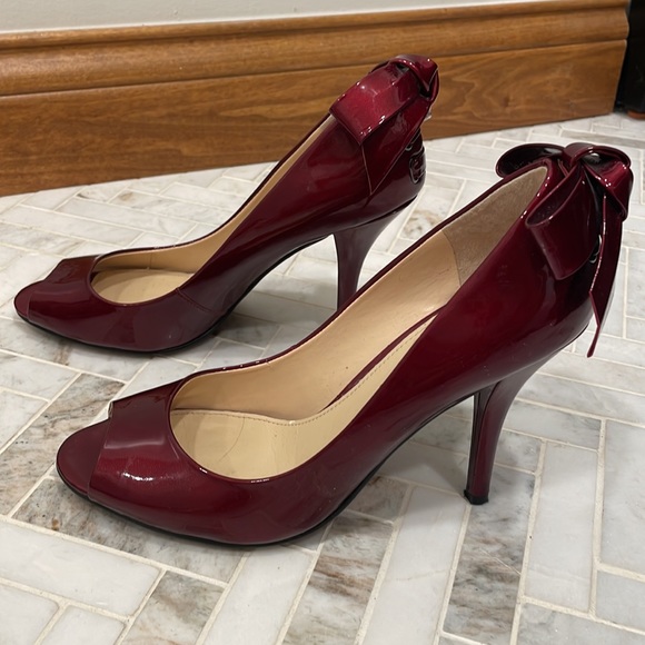Enzo Angiolini Red Patent Peep Toe Bow Back Heels - Picture 4 of 4